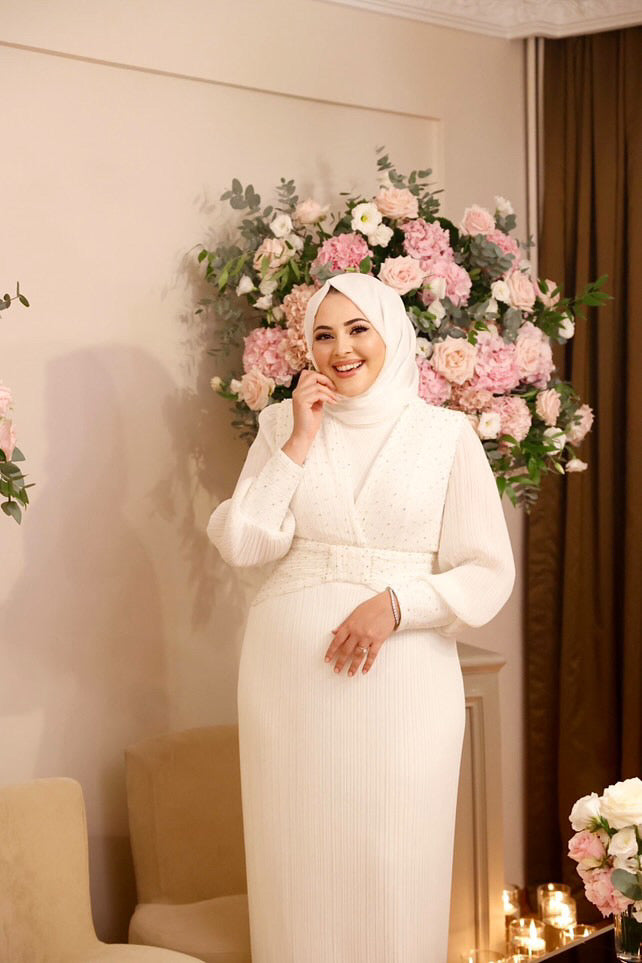 𝐒𝐀𝐌𝐈𝐑𝐀 Pliseli Portatif Yakalı Tesettür Şifon Abiye Elbise