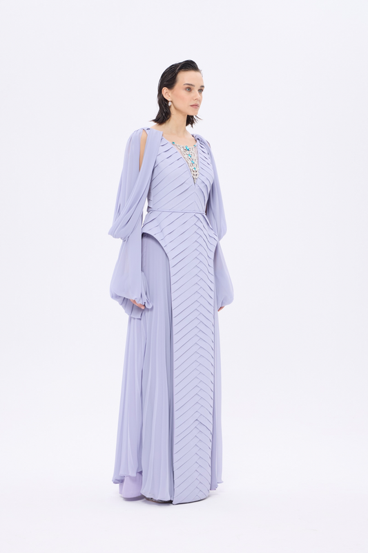 𝐄𝐒𝐌𝐄𝐑𝐀𝐋𝐃𝐀 V-yakalı Aksesuarlı Zigzag Pliseli Şifon Kollu Uzun Abiye Elbise