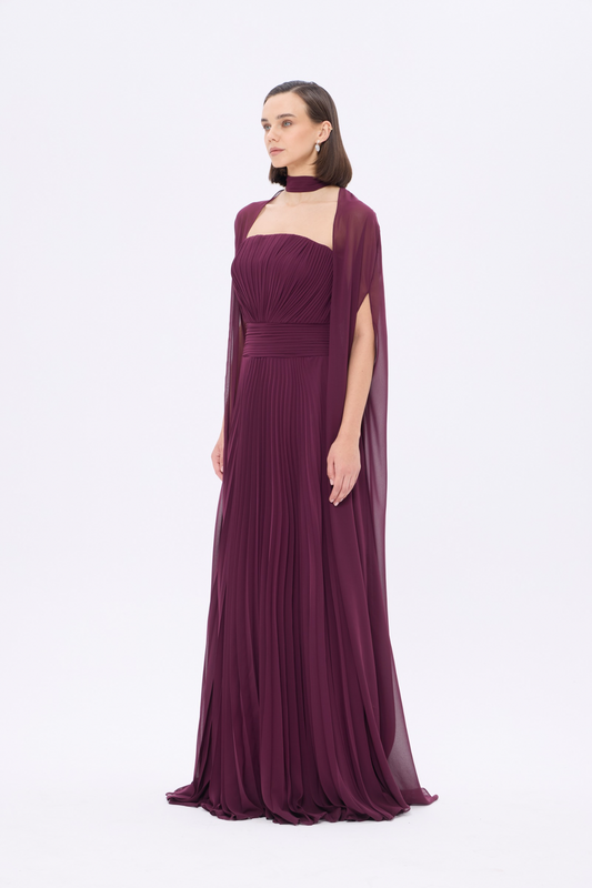 𝐀𝐃𝐄𝐋 Straplez Yakalı Pliseli Şifon Pelerinli Abiye Elbise