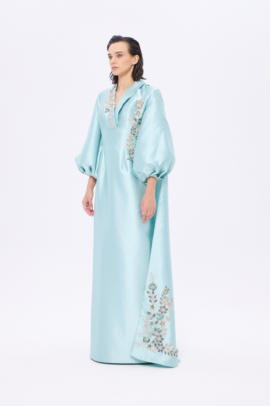 𝐍𝐎𝐔𝐑𝐀 V-Yakalı Balon Kollu Seyyar Pelerinli Güpür İşlemeli Uzun Abiye Elbise