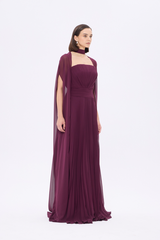 𝐀𝐃𝐄𝐋 Straplez Yakalı Pliseli Şifon Pelerinli Abiye Elbise