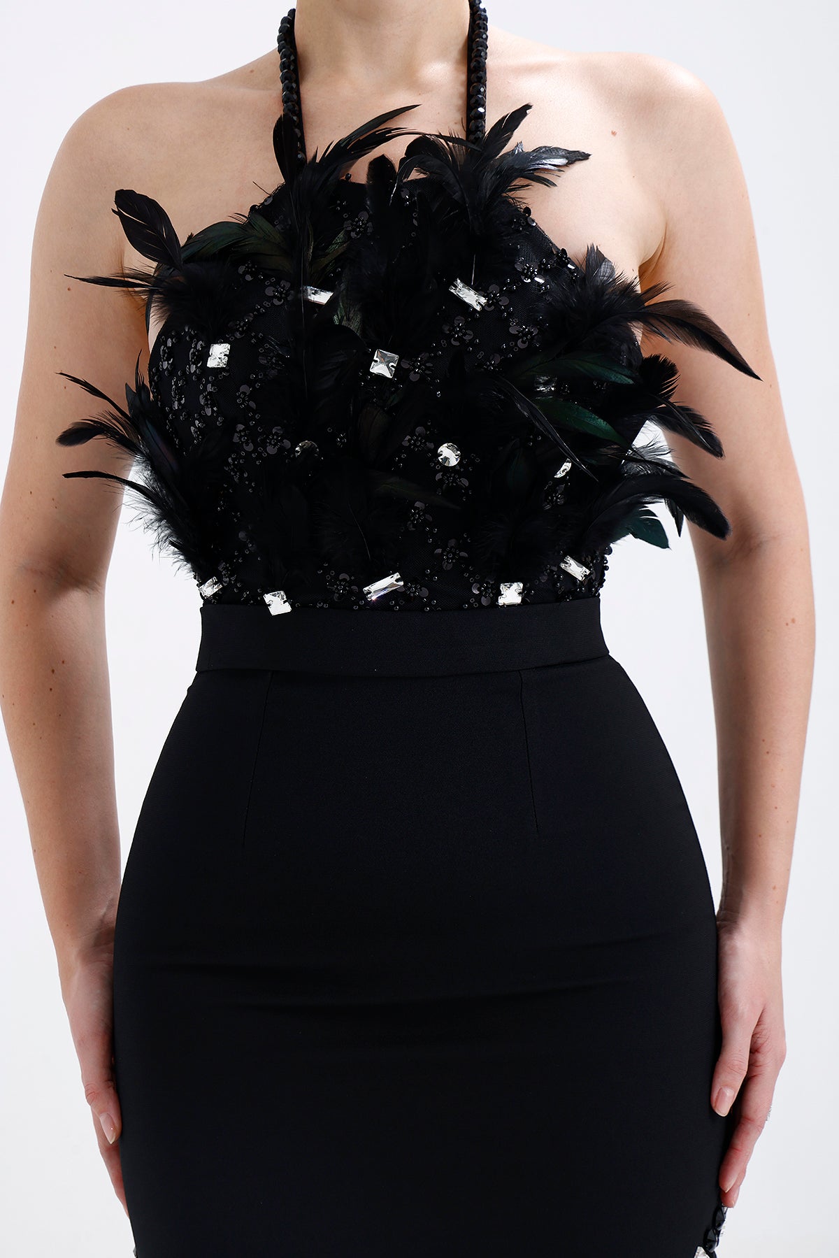 𝐀𝐏𝐑𝐈𝐋 Halter Yaka İşlemeli Kumaşlı Yırtmaçlı Taş İşlemeli Abiye Elbise