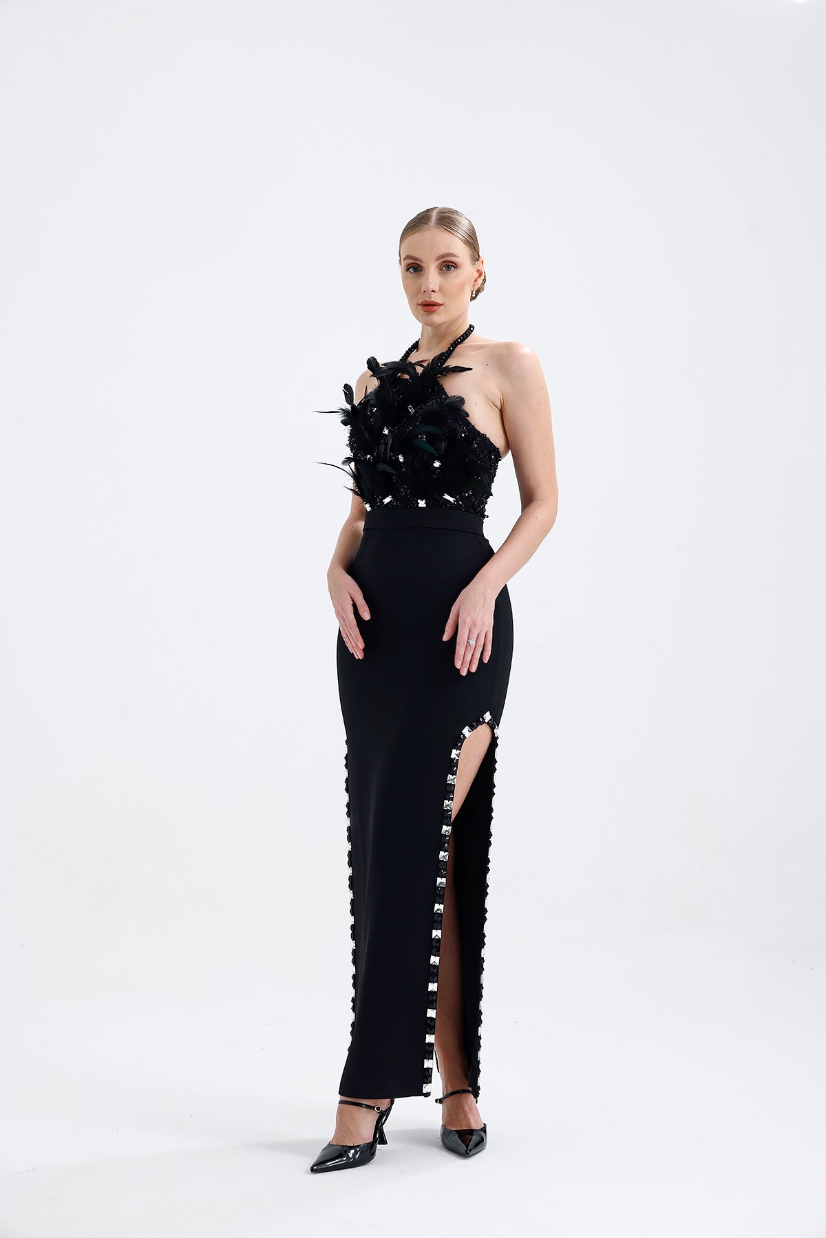 𝐀𝐏𝐑𝐈𝐋 Halter Yaka İşlemeli Kumaşlı Yırtmaçlı Taş İşlemeli Abiye Elbise
