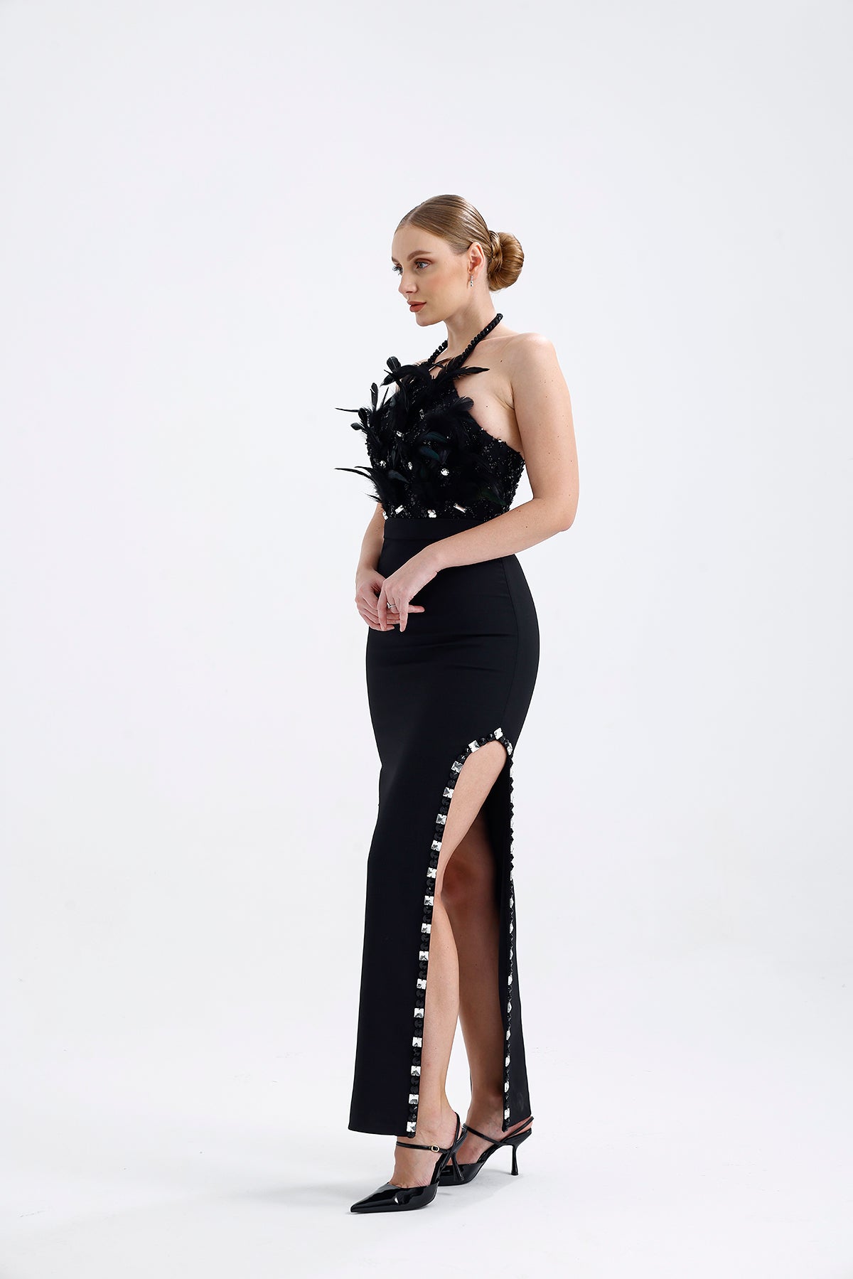 𝐀𝐏𝐑𝐈𝐋 Halter Yaka İşlemeli Kumaşlı Yırtmaçlı Taş İşlemeli Abiye Elbise
