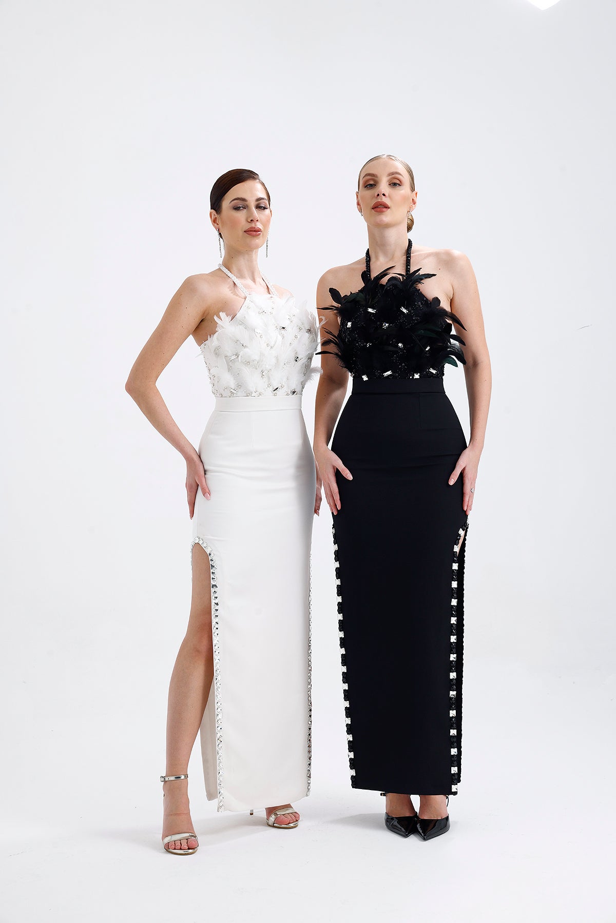 𝐀𝐏𝐑𝐈𝐋 Halter Yaka İşlemeli Kumaşlı Yırtmaçlı Taş İşlemeli Abiye Elbise