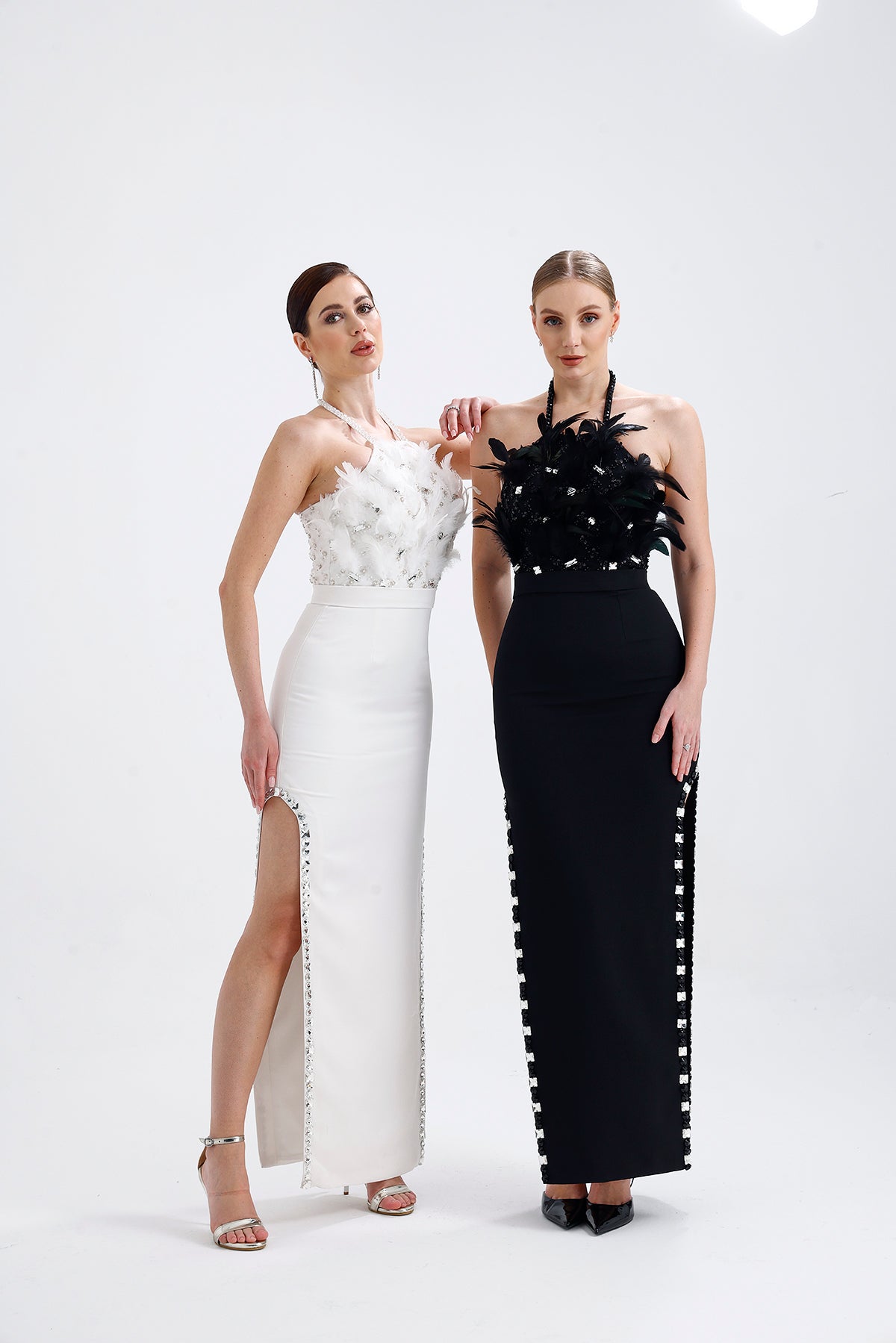 𝐀𝐏𝐑𝐈𝐋 Halter Yaka İşlemeli Kumaşlı Yırtmaçlı Taş İşlemeli Abiye Elbise