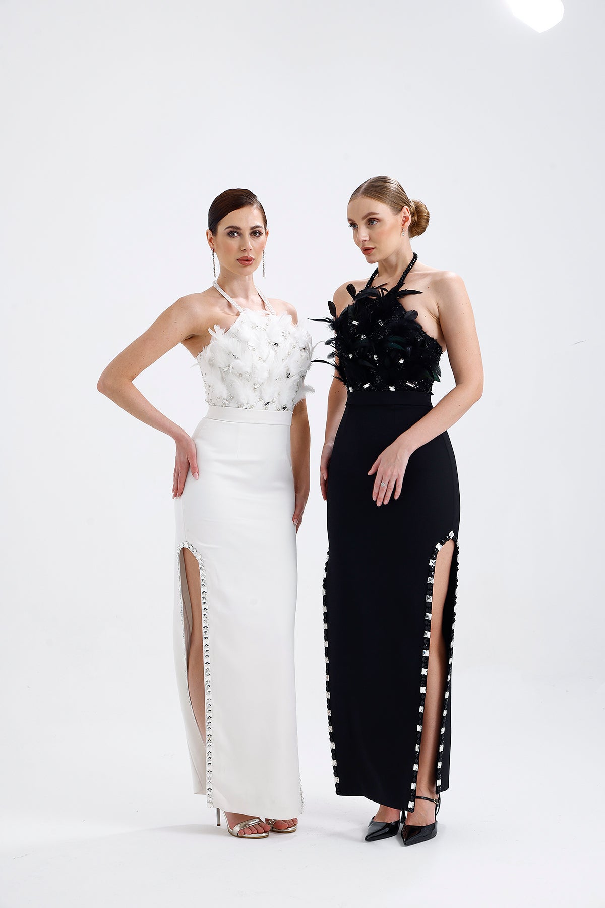 𝐀𝐏𝐑𝐈𝐋 Halter Yaka İşlemeli Kumaşlı Yırtmaçlı Taş İşlemeli Abiye Elbise