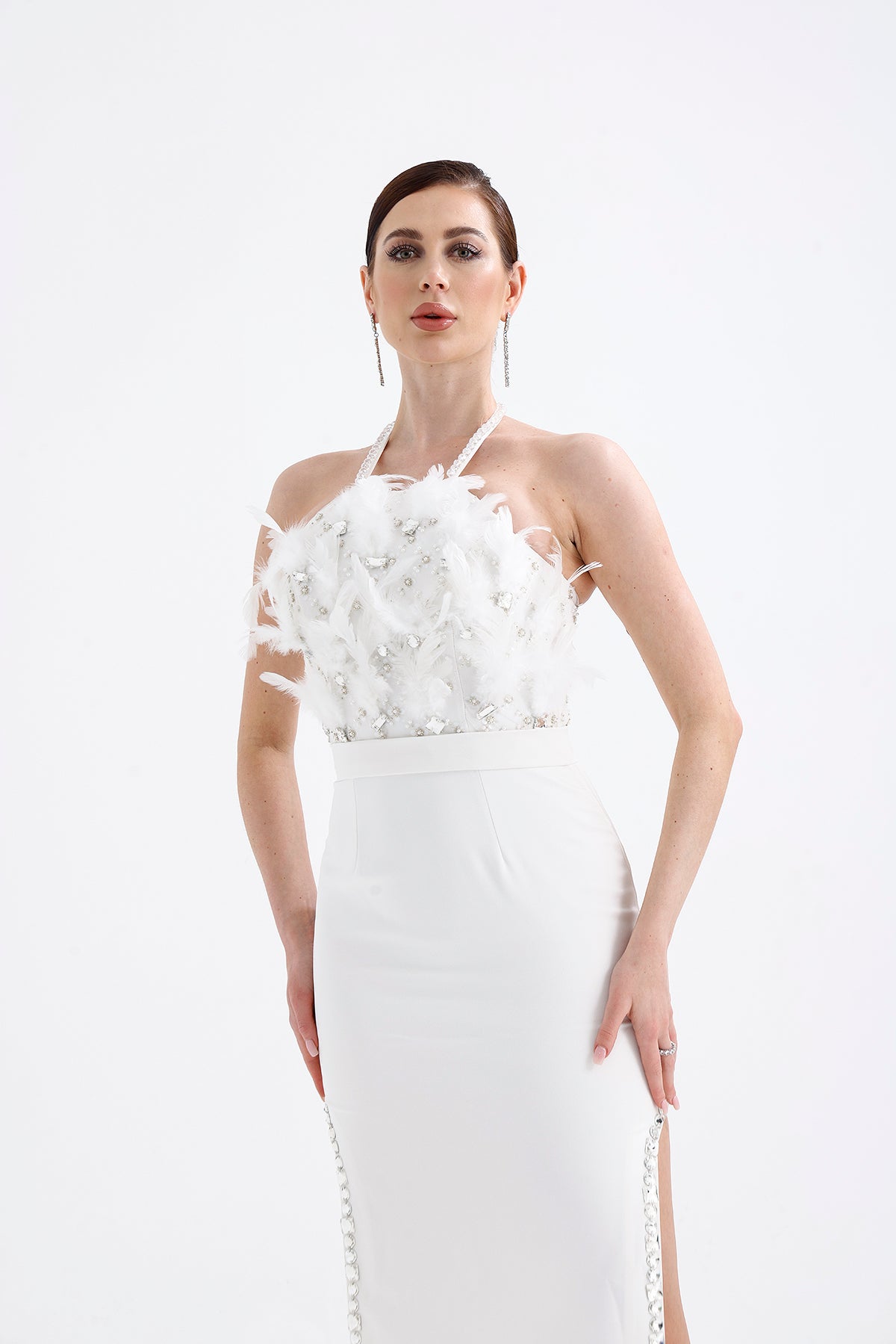 𝐀𝐏𝐑𝐈𝐋 Halter Yaka İşlemeli Kumaşlı Yırtmaçlı Taş İşlemeli Abiye Elbise
