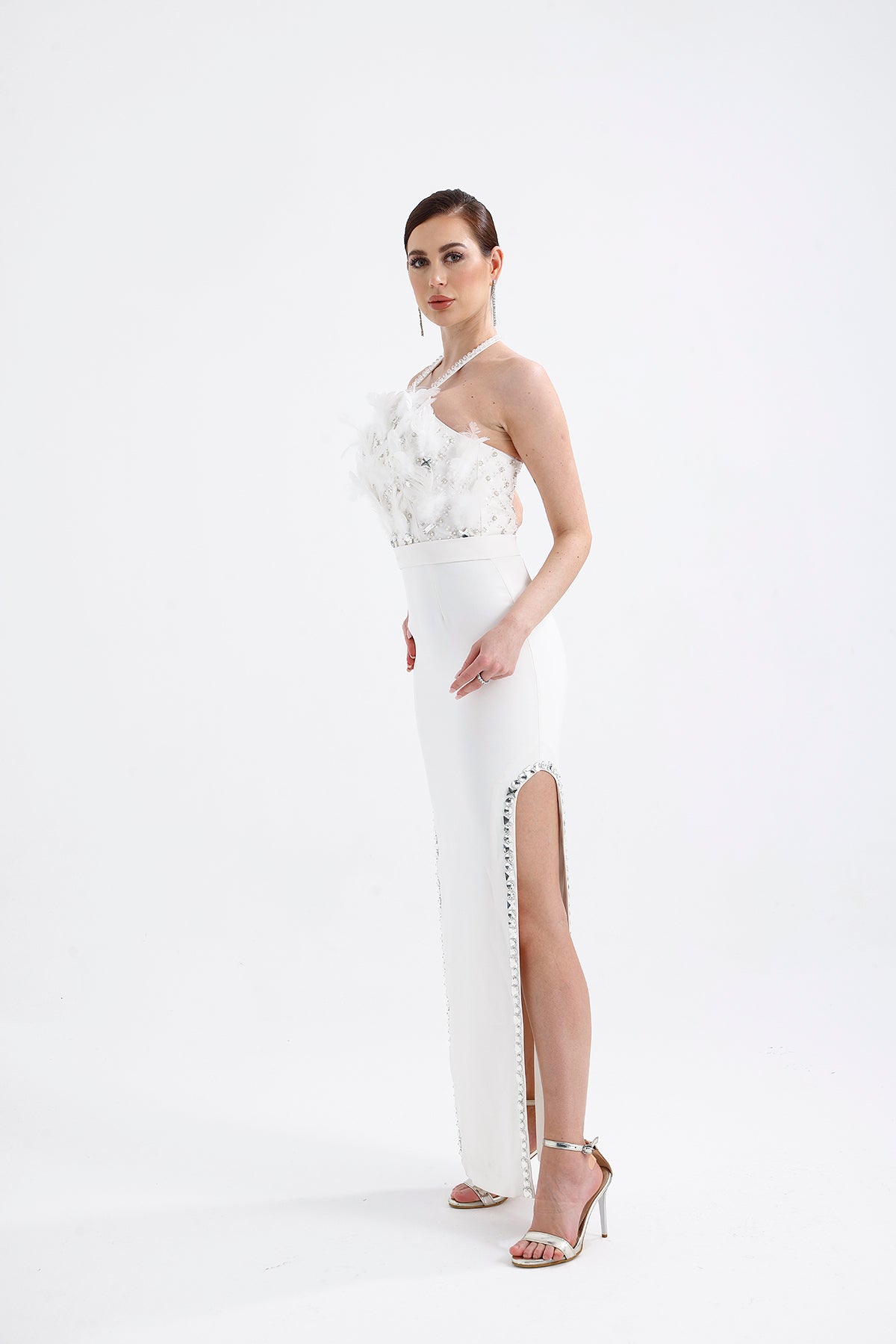 𝐀𝐏𝐑𝐈𝐋 Halter Yaka İşlemeli Kumaşlı Yırtmaçlı Taş İşlemeli Abiye Elbise