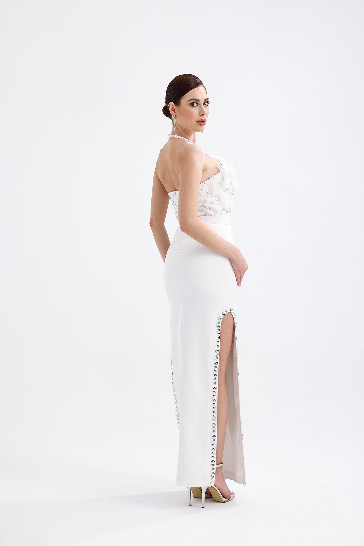 𝐀𝐏𝐑𝐈𝐋 Halter Yaka İşlemeli Kumaşlı Yırtmaçlı Taş İşlemeli Abiye Elbise