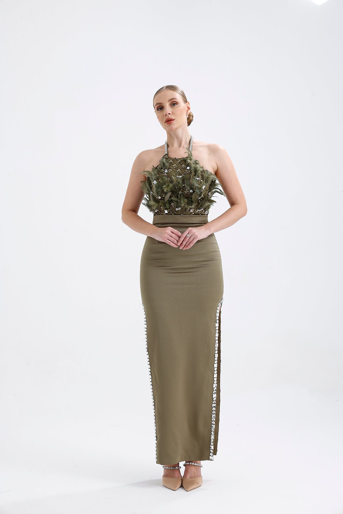 𝐀𝐏𝐑𝐈𝐋 Halter Yaka İşlemeli Kumaşlı Yırtmaçlı Taş İşlemeli Abiye Elbise