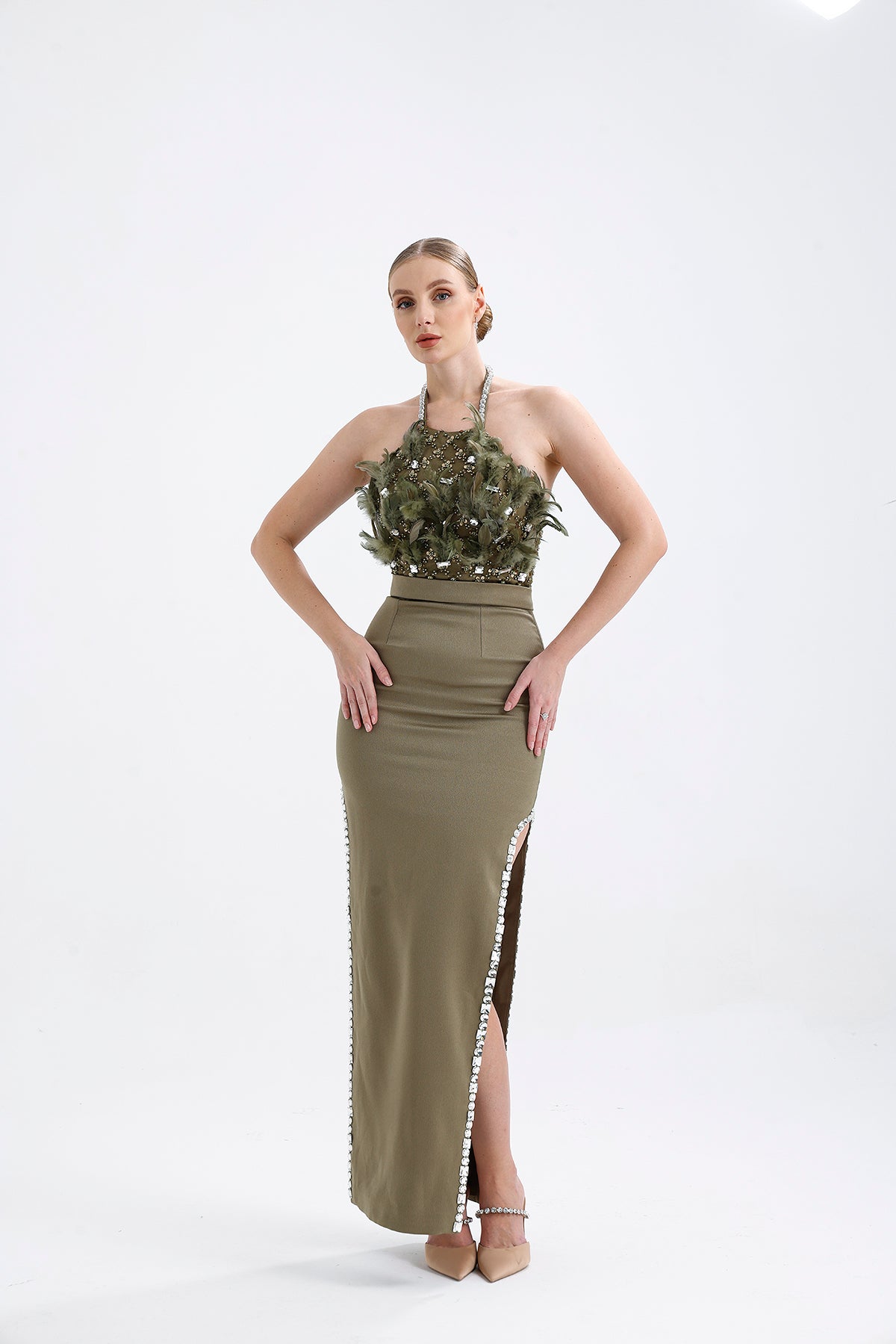 𝐀𝐏𝐑𝐈𝐋 Halter Yaka İşlemeli Kumaşlı Yırtmaçlı Taş İşlemeli Abiye Elbise