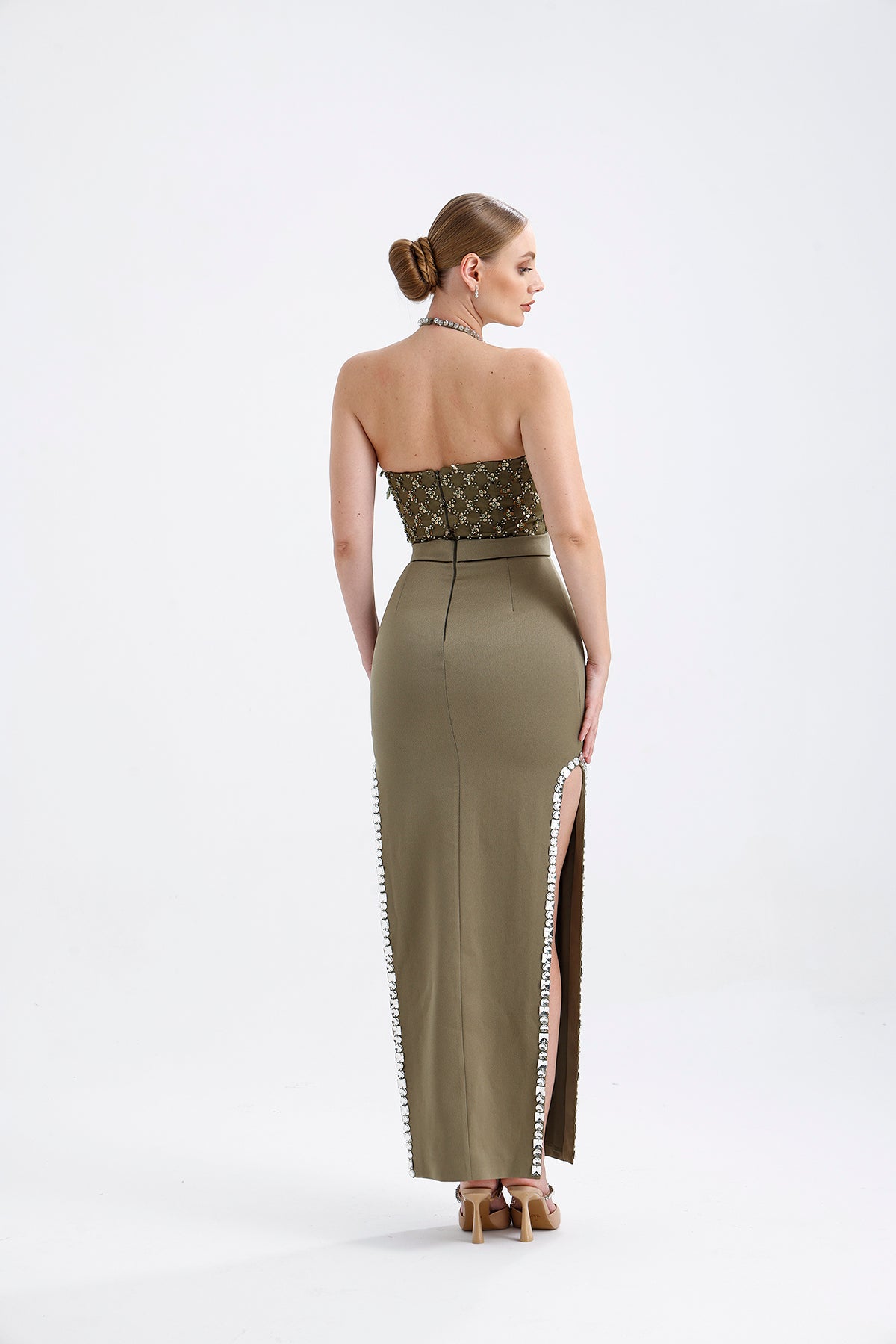 𝐀𝐏𝐑𝐈𝐋 Halter Yaka İşlemeli Kumaşlı Yırtmaçlı Taş İşlemeli Abiye Elbise