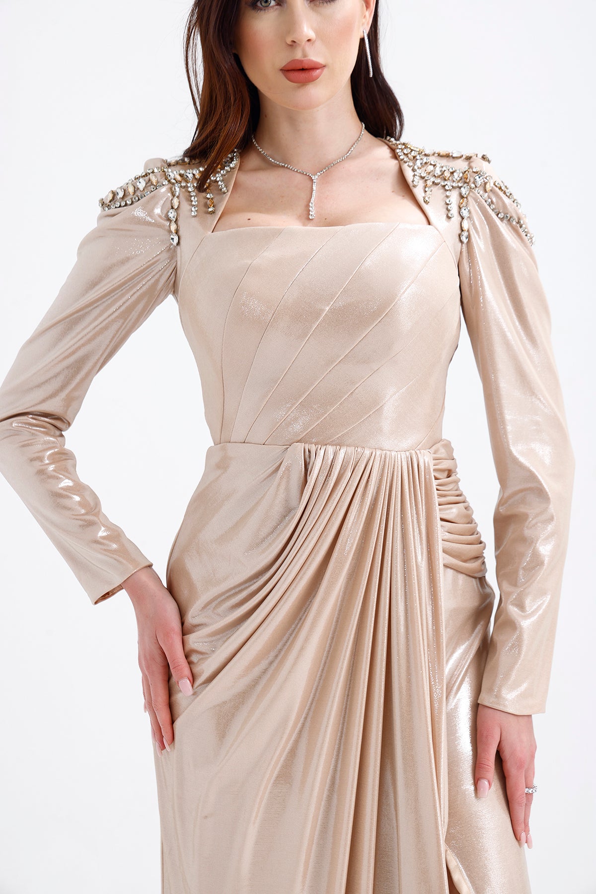 𝐆𝐎𝐋𝐃𝐈𝐄 Omuz İşleme Detaylı Drape Etekli Uzun Kollu Abiye Elbise