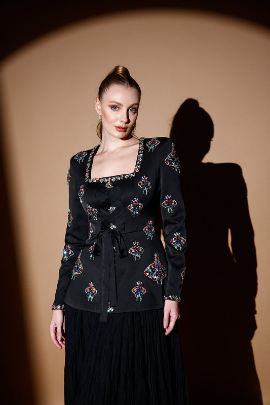 𝐀𝐃𝐌𝐈𝐑𝐀𝐋 Sandık Yakalı Taş İşlemeli Krep Ceket ve Pliseli Şifon Etekli Abiye Elbise