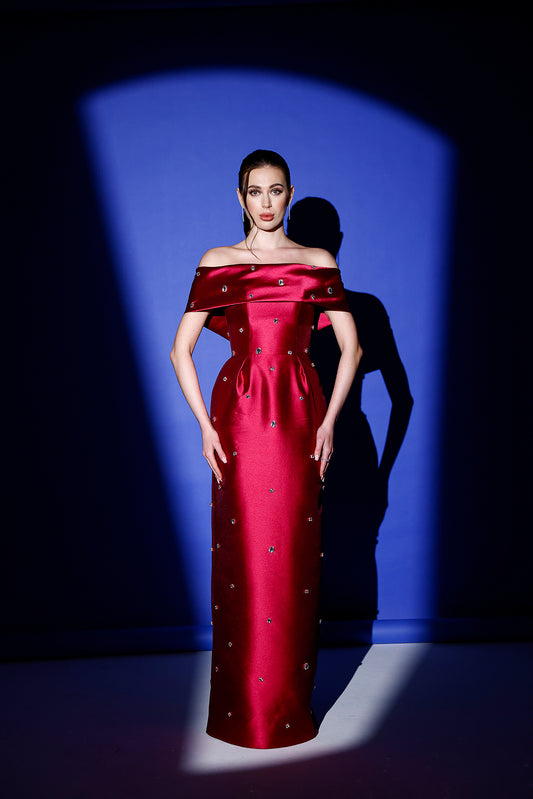 𝐆𝐈𝐒𝐄𝐋𝐋𝐄 Düşük Omuzlu İşlemeli Mikado Abiye Elbise