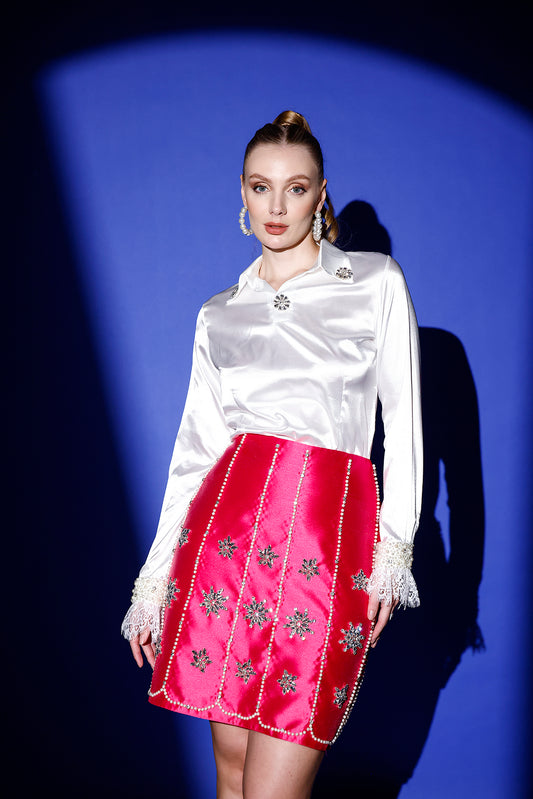 𝐋𝐀𝐃𝐘 Broşlu Dantel Manşetli Saten Bluz ve İnci ve Taş İşlemeli Midi Boy Etek