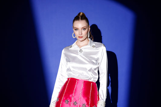 𝐋𝐀𝐃𝐘 Broşlu Dantel Manşetli Saten Bluz ve İnci ve Taş İşlemeli Midi Boy Etek