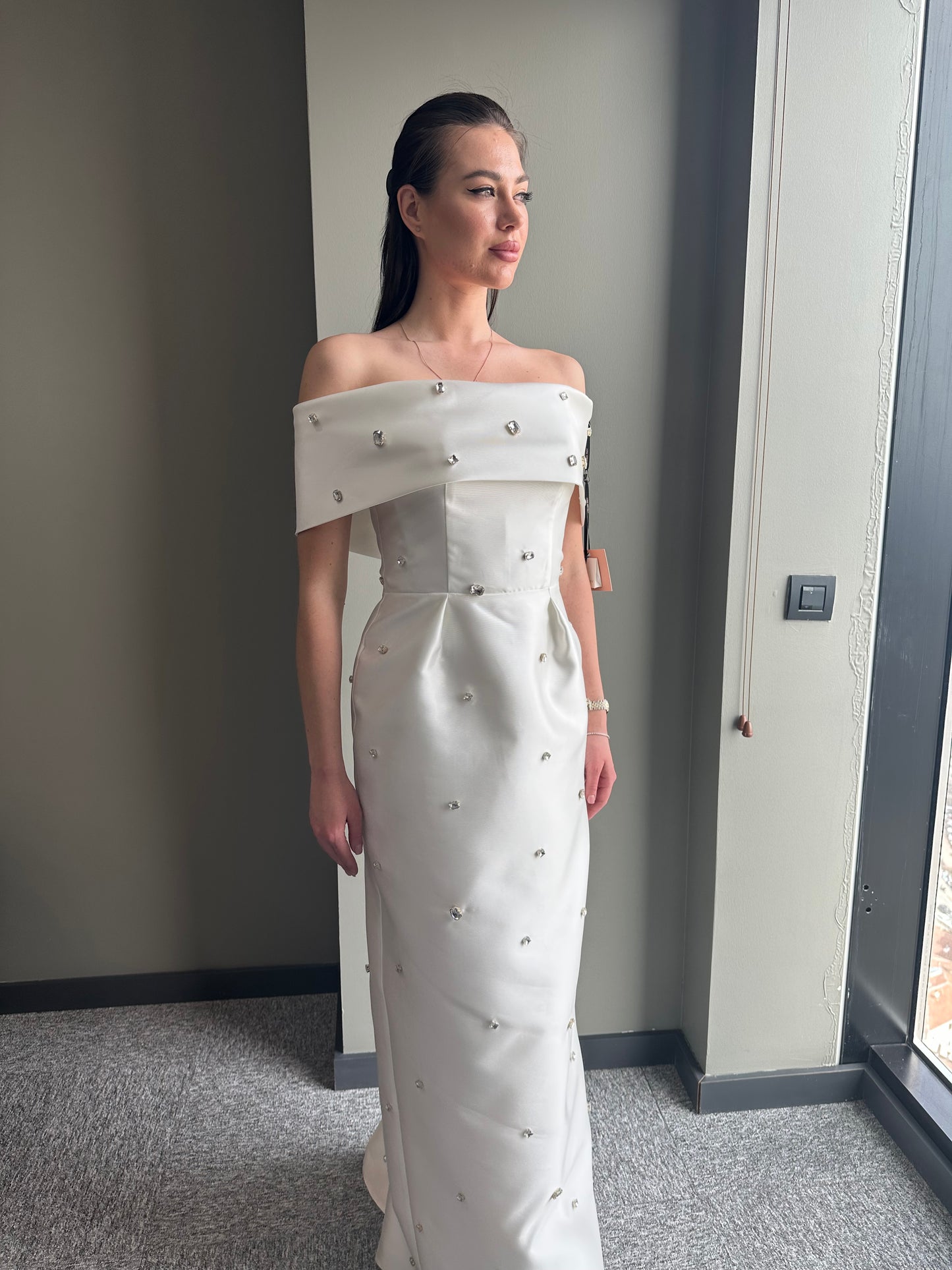 𝐆𝐈𝐒𝐄𝐋𝐋𝐄 Low Shoulder Embroidered Mikado Evening Dress